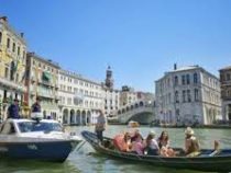 Туристов оштрафовали на €3000 за купание нагишом в Венеции