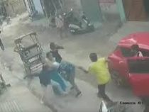 В Индии прохожие стащили грабителя с мотоцикла и поколотили его