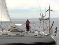 Вокруг света в 77 лет: британская яхтсменка установила рекорд мира