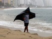 Ураган «Лорена» испортил отпуск сотням туристов в Мексике