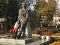 В Бишкеке заменят памятник Суйменкулу Чокморову