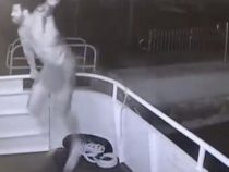 Голый злоумышленник проник на лодку и украл оттуда флаг