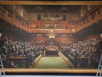 Картина Бэнкси, высмеивающая парламент Великобритании, ушла с молотка за 12 млн долл