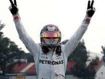 Британский гонщик «Формулы-1» Льюис Хэмилтон стал победителем Гран-при Мексики