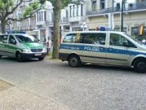 В Германии мужчина направил угнанный грузовик в стоящие машины