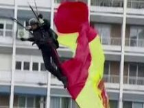 В Мадриде парашютист с национальным флагом приземлился на фонарный столб
