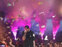 Рэпер Post Malone устроил на концерте дождь из денег
