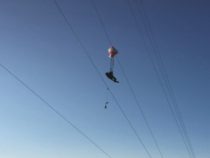 Смельчака, прыгнувшего с парашютом, пришлось сначала спасать, а потом арестовывать