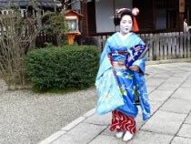 В Японии туристам запретили фотографировать гейш