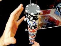 Трюк с покерными фишками принёс мужчине очередное звание мирового рекордсмена