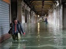 Власти Венеции оценивают в сотни миллионов евро ущерб от наводнения в городе