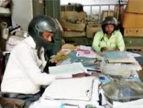 Офисные работники носят шлемы вовсе не из-за пристрастия к мотоциклам