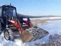 В Якутии рыбакам так повезло с уловом, что пришлось вывозить на тракторе