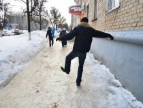 Гололед отправил в больницы сотни бишкекчан