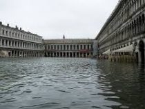 В Венеции после разрушительного наводнения испытали огромную дамбу