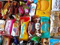 На Ошском рынке продавали просроченные конфеты