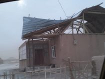 Сильный ветер в Чон-Алае снес крыши домов