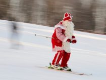 Сотни Санта-Клаусов встали на горные лыжи