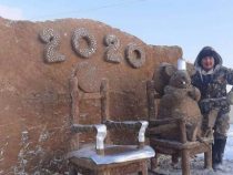 В якутском селе скульптор усадил в кресло упитанную мышь из навоза