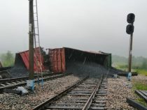 В Боомском ущелье сошли 8 грузовых вагонов. Движение поездов временно приостановлено