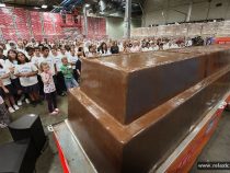 В США приготовили самый большой шоколадный батончик в мире
