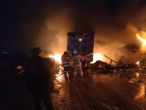 В Иссык-Кульской области два грузовика сгорели после ДТП