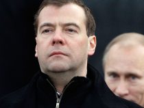 Медведев объявил об уходе правительства России в отставку