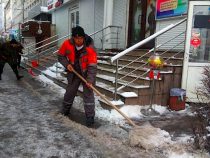 Очистка столичных улиц от снега продолжается