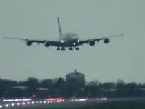 В аэропорту Лондона пилот посадил самолёт боком во время шторма