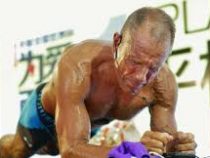 Американец в 62 года простоял в планке 8 часов, установив рекорд