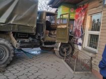 В Бишкеке грузовой автомобиль врезался в продовольственный павильон