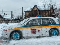 Украинские умельцы вместо снеговика слепили полицейскую машину