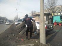 Мэрия Бишкека запретила продавать шины для отопления домов