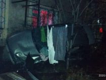 В Бишкеке автомобиль на большой скорости влетел в многоэтажный дом