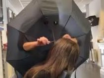 В Нидерландах работающий парикмахер изобрел необычный способ «изолироваться» от клиентов