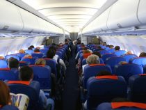 282 человека летели в самолете вместе с заболевшими паломницами