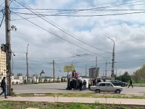 В Бишкеке перевернулась карета Скорой помощи