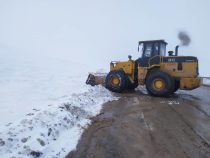 Дорожные службы расчищают от снега перевальные участки трасс