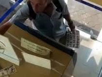 Туриста арестовали за облизывание банкноты в Камбодже