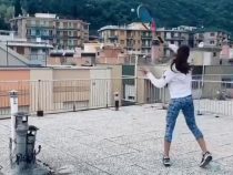 В Италии девушки сыграли в теннис на крышах двух разных домов