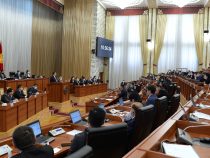 Жогорку Кенеш утвердил указ президента о продлении режима ЧП