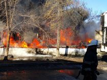 Пожар на складе в Бишкеке. Огонь перекинулся на соседний дом 
