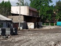 В Бишкеке продолжается демонтаж незаконных объектов