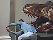 Австралиец проник в музей ради селфи с черепом динозавра