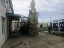 Сильный ветер в Нарынской области снес кровли нескольких объектов