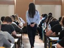 Выпускники – отличники Кыргызстана сдают тест «Алтын тамга»