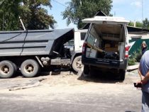 В Бишкеке столкнулись грузовик и машина Скорой помощи