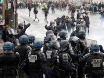 Столкновения протестующих с силами безопасности в Париже