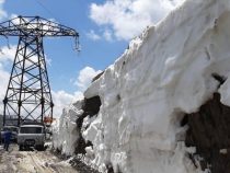 Энергетики Кыргызстана устранили поломку на высоте трех тысяч метров