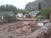 В Нарыне проливные дожди затопили дворы и улицы